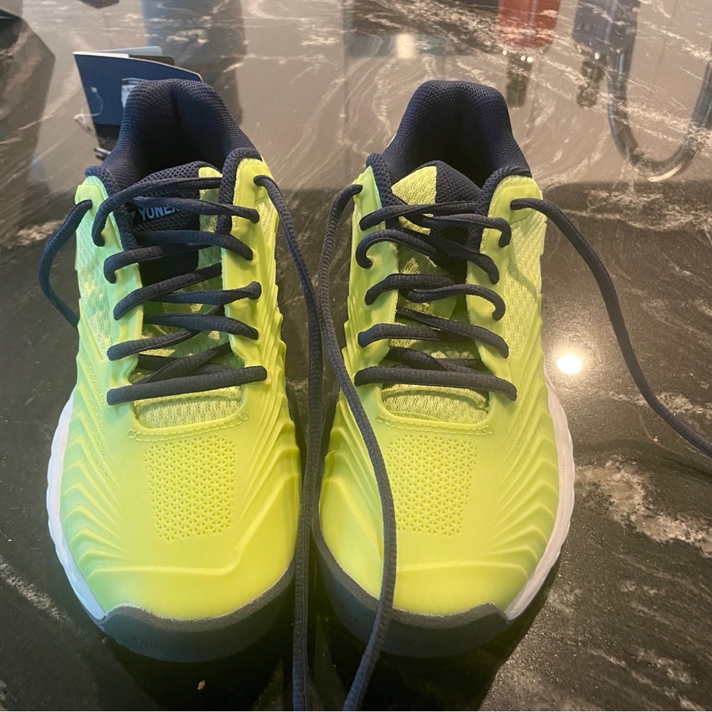 Yonex power cushion Eclipsion 4. NIB